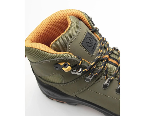 Detail olivově zelené turistické boty se tkaničkami