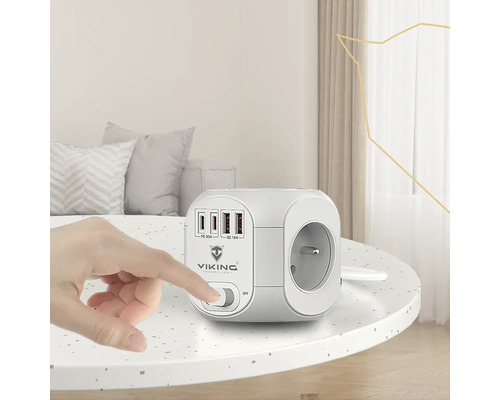 Krychlová zásuvková lišta s USB porty a vypínačem na stole