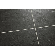 Detail černé dlažby s mezerami