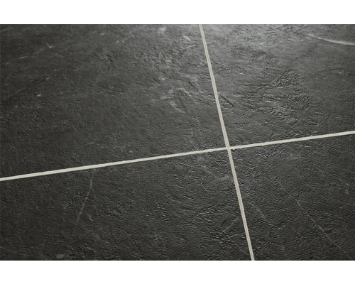 Detail černé dlažby s mezerami