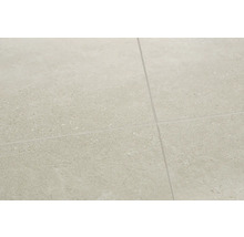 Podlahové dlaždice položené se spárami