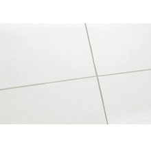 Bílé dlaždice s šedými spárami