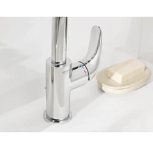 Lesklá vodovodní baterie Grohe vedle mýdla
