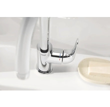 Logo společnosti Grohe. Jednopáková baterie z kovu na umyvadle.