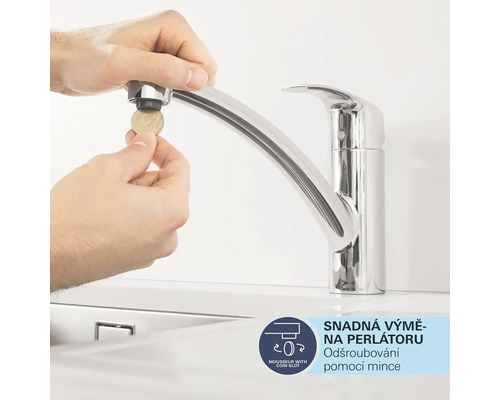 Vodovodní baterie se symbolem snadné výměny perlátoru pomocí mince.