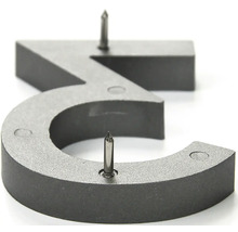 Číslo domu 3 s upevňovacími kolíky