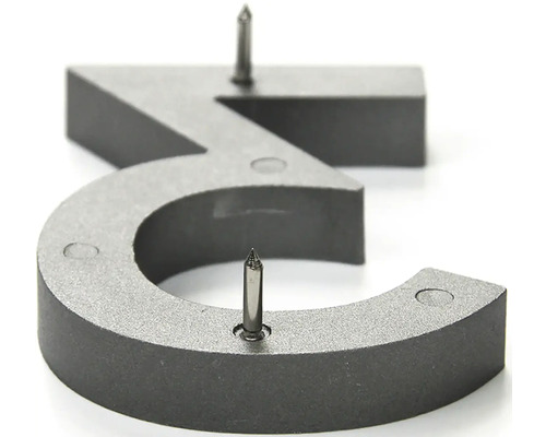 Číslo domu 3 s upevňovacími kolíky