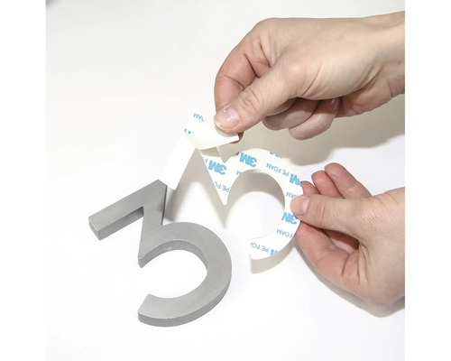 Kovová čísla domů s montážní lepicí páskou