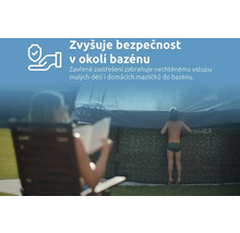 Zakrytý bazén s dítětem na okraji