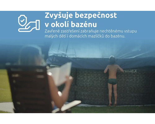 Zakrytý bazén s dítětem na okraji