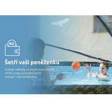 Scéna s hrajícími si dětmi v bazénu obklopeném bazénovým příslušenstvím.
