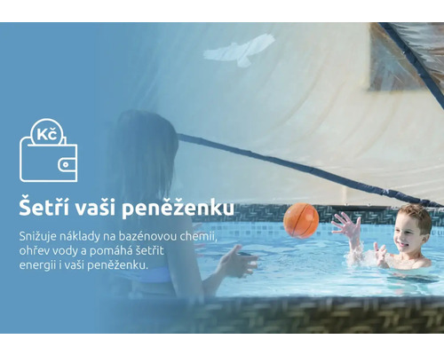 Scéna s hrajícími si dětmi v bazénu obklopeném bazénovým příslušenstvím.