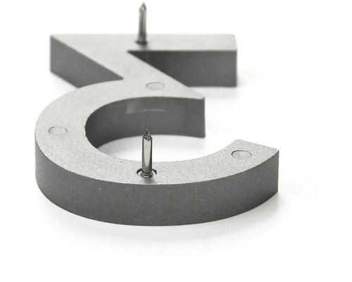 Číslo domu 3 s upevňovacími kolíky