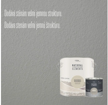 Kbelík s barvou s potiskem Natural Elements před zdí s jemnou strukturou