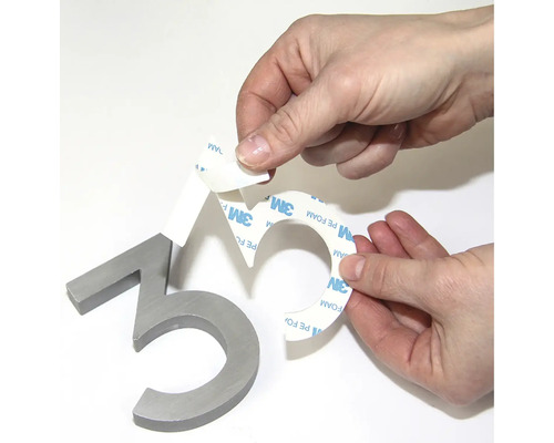 Číslo popisné pět s lepicími proužky pro upevnění
