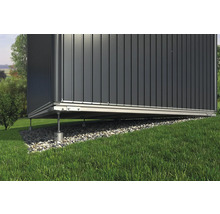 Kovový zahradní domek se základem na trávníku