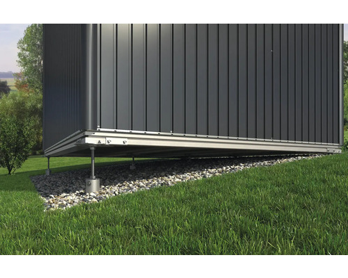 Detail zahradního domku se základem na trávníku