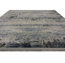 Koberec s abstraktním vzorem