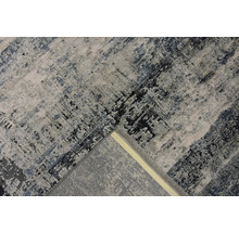 Koberec s abstraktním vzorem