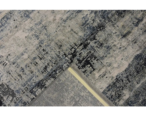 Koberec s abstraktním vzorem