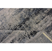 Šedý koberec s abstraktním vzorem