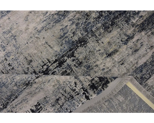 Šedý koberec s abstraktním vzorem