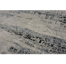 Detailní pohled na koberec s abstraktním vzorem.