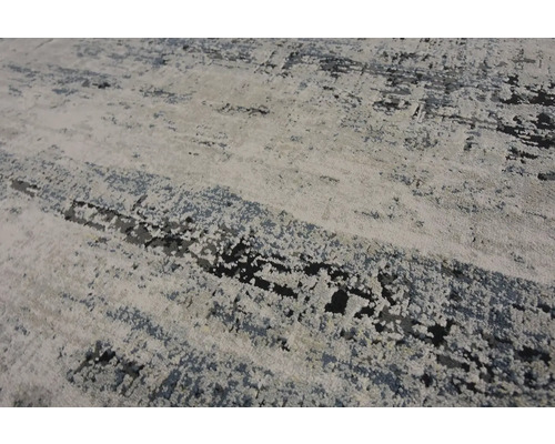 Detailní pohled na koberec s abstraktním vzorem.