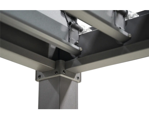 Detail kovové konstrukce pergoly s rohovými spoji