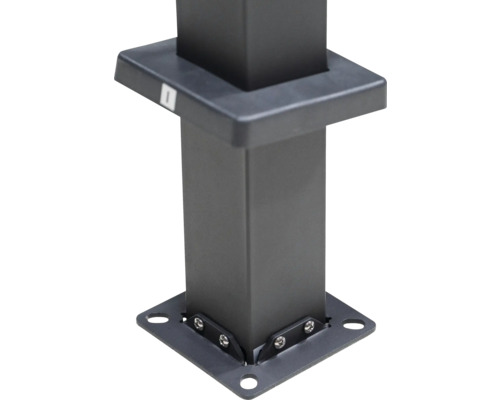 Detailní pohled na černou patku sloupku pro venkovní použití