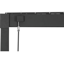 Detailní pohled na pergolu s tažným mechanismem pro ovládání sluneční ochrany.