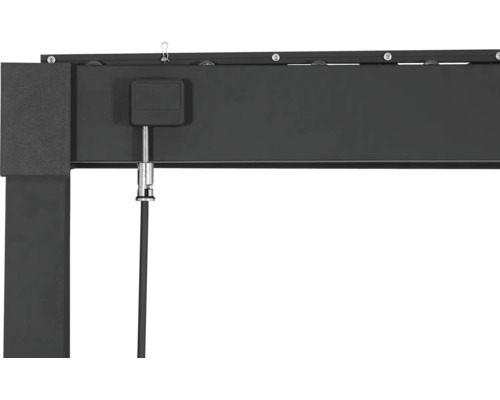 Detailní pohled na pergolu s tažným mechanismem pro ovládání sluneční ochrany.