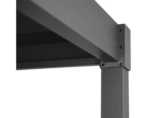 Detailní pohled na šedé zastřešení terasy s hliníkovým rámem