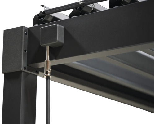 Detailní pohled na pergolu s markýzou a upevněním