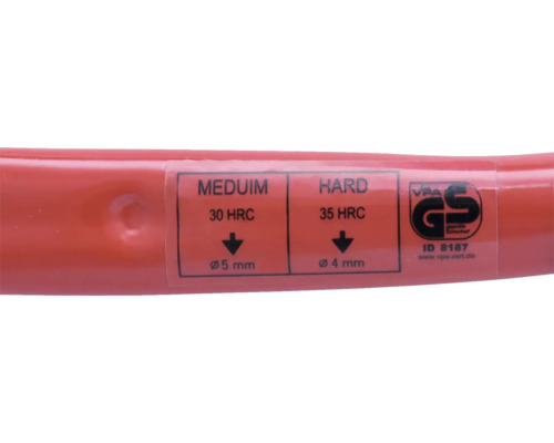 Nálepka na topůrku kladiva s informacemi o tvrdosti a pečetí VPA Gepruefte Sicherheit.