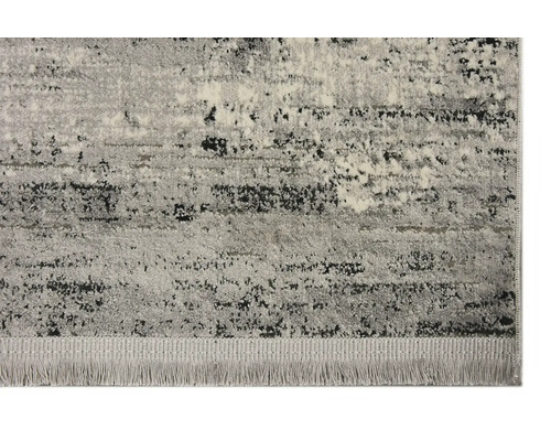 Koberec s abstraktním vzorem a třásněmi