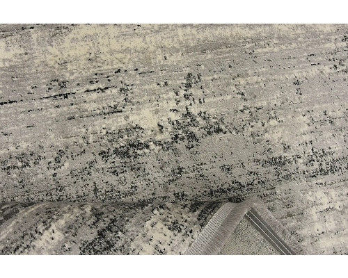 Koberec s abstraktním vzorem