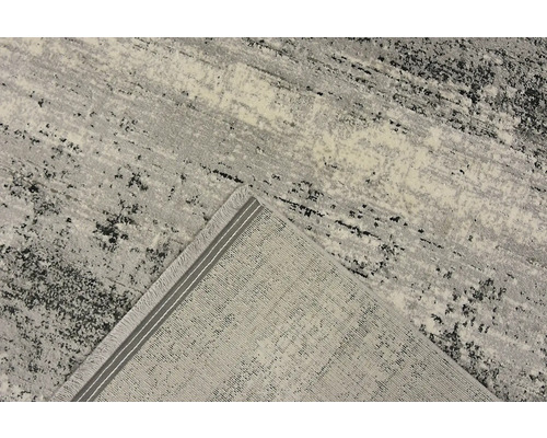 Koberec s abstraktním vzorem