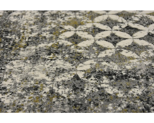 Koberec s abstraktním vzorem