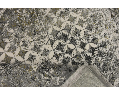 Koberec s abstraktním vzorem a třásněmi