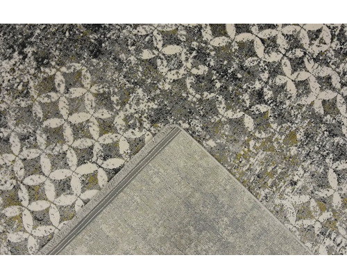 Koberec s květinovým vzorem