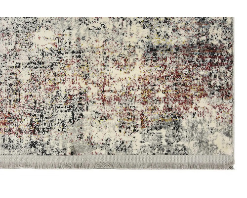 Koberec s abstraktním vzorem a třásněmi