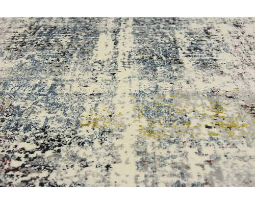 Koberec s abstraktním vzorem