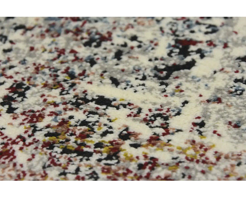 Detail koberce s abstraktním vzorem.