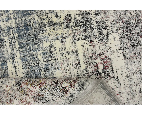 Koberec s abstraktním vzorem