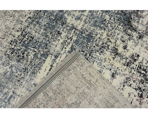 Koberec s abstraktním vzorem