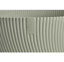 Detailní pohled na rýhovaný květináč s logem Elho.