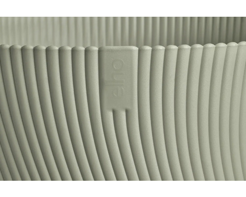 Detailní pohled na rýhovaný květináč s logem Elho.