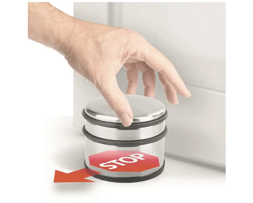 Dveřní zarážka s rukou, která ji ovládá