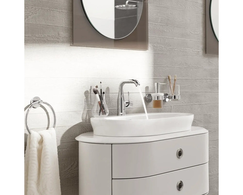 Moderní koupelna s umyvadlem, vodovodní baterií, držákem na ručníky a zrcadlem